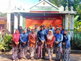 PAMONG PEMKAL SALAM MEMAKAI SERAGAM PAKAIAN TRADISIONAL JAWA YOGYAKARTA  SETIAP KAMIS PON